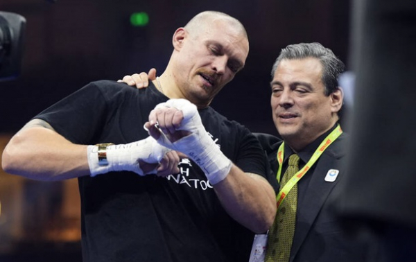 Президент WBC подумав, що замість Усика від титулів відмовився ШІ