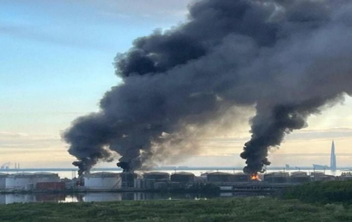 Беспилотники атаковали нефтяной терминал в Санкт-Петербурге: возник крупный пожар