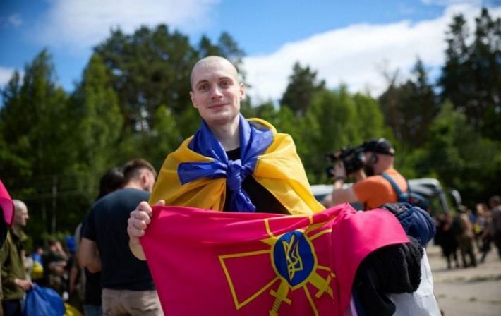 Возвращение героев: Украина освободила из плена 160 защитников Мариуполя и «Азовстали»