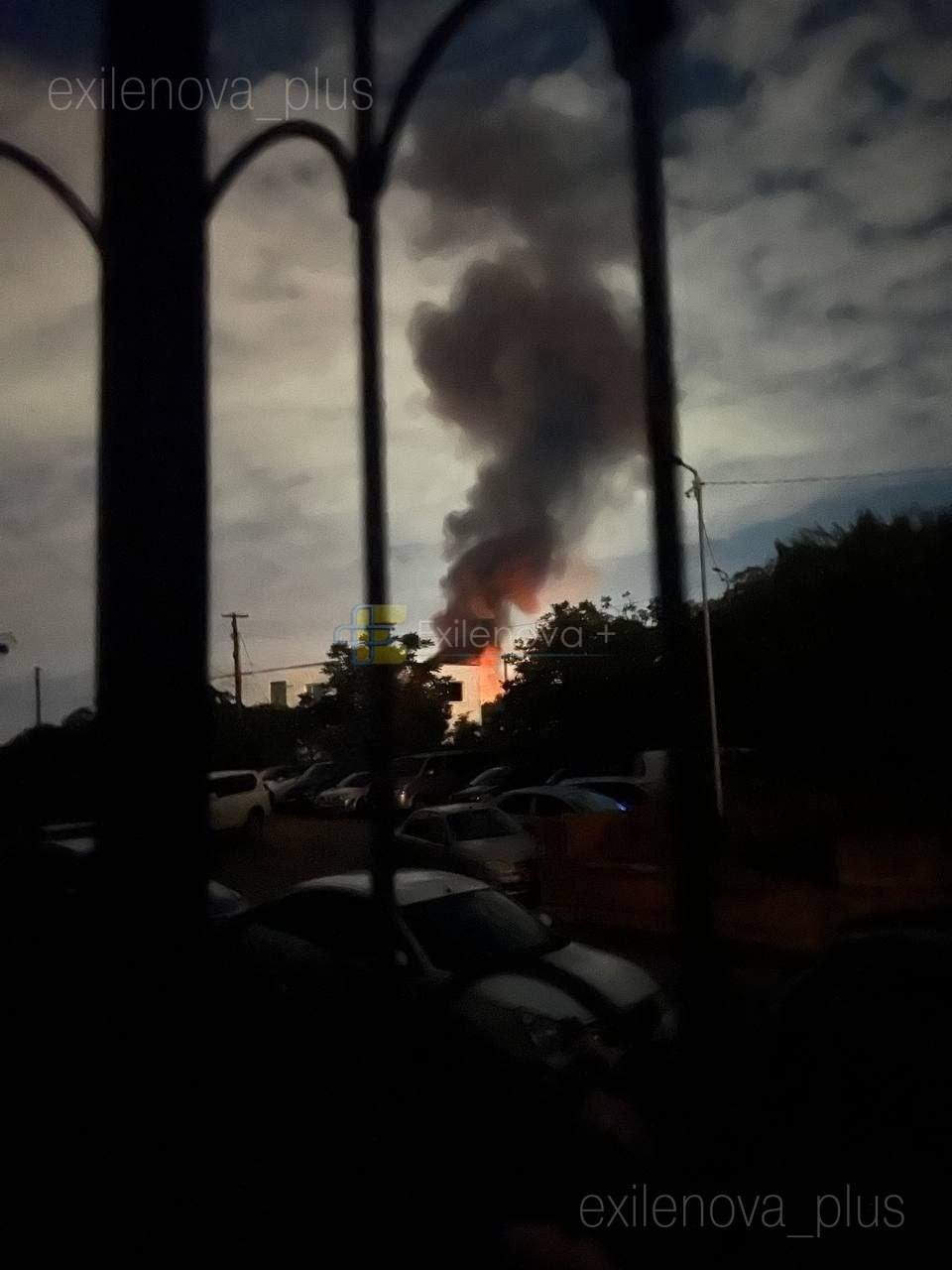 У соціальних мережах з'явилися відеозаписи з яскравими спалахами та вибухами над Сімферополем.