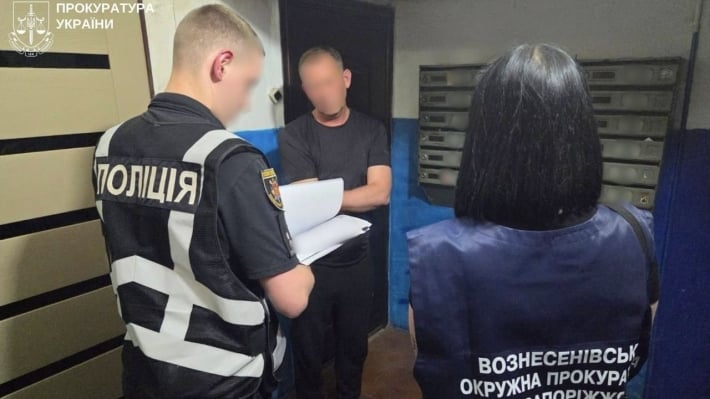В Запорожье бывшего чиновника горсовета подозревают в растрате 463 тысяч гривен на закупку табличек для укрытий