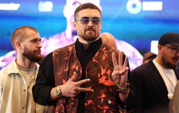 Усик пояснив, чому відмовився від усіх своїх титулів Усик пояснив, чому відмовився від усіх своїх титулів