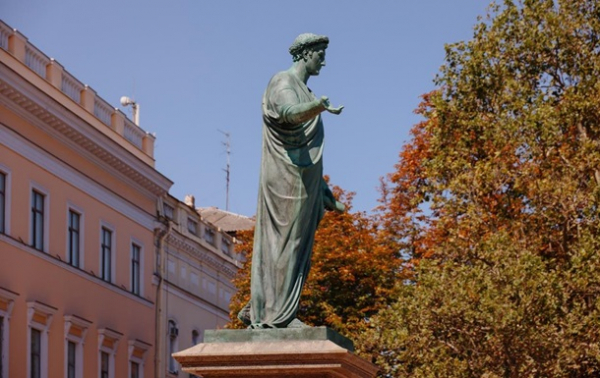 В Одесі зняли захист із пам’ятника Дюку В Одесі зняли захист із пам’ятника Дюку