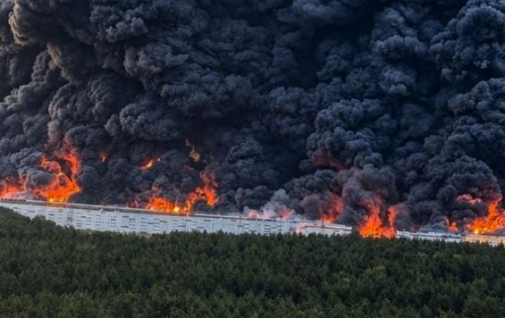 Под Москвой загорелся один из крупнейших хабов Wildberries: украинские FP-1 нанесли удар
