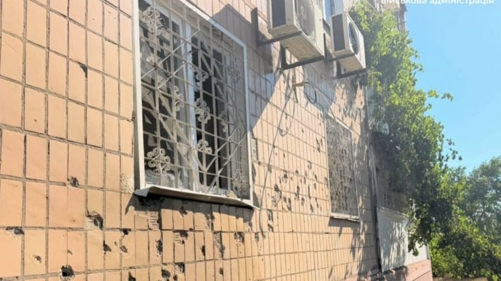 Росіяни завдали удару по житловому району Запоріжжя: пошкоджено багатоповерхівку (видео)