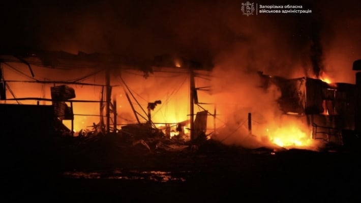 Россияне ночью обстреляли Запорожье: повреждено многоэтажное здание, возник пожар (видео)