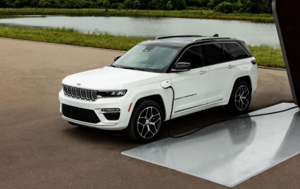 Jeep відкликає понад 328 тисяч позашляховиків Jeep відкликає понад 328 тисяч позашляховиків