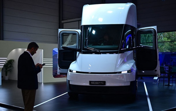 Tesla запустила серійне виробництво електровантажівки Semi Tesla запустила серійне виробництво електровантажівки Semi