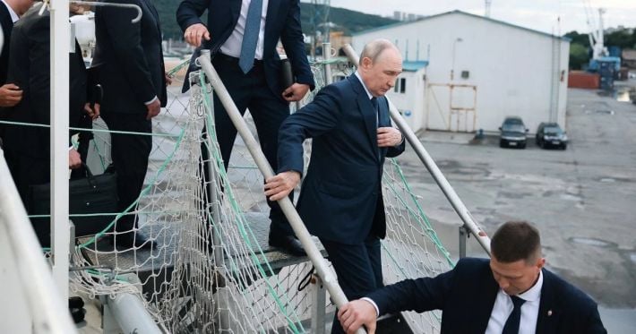 Пулемет в кортеже и бронестекло у самолета: Путин все сильнее прячется из-за страха покушения