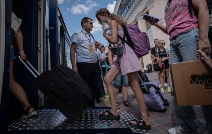 Системный вражеский удар по железнодорожной сети: «Укрзализныця» сообщила о масштабных задержках поездов из-за обстрелов инфраструктуры и поражения локомотива у границы
