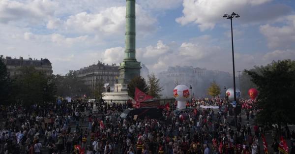 У Франції на масових протестах поліція затримала понад 600 підлітків У Франції на масових протестах поліція затримала понад 600 підлітків
