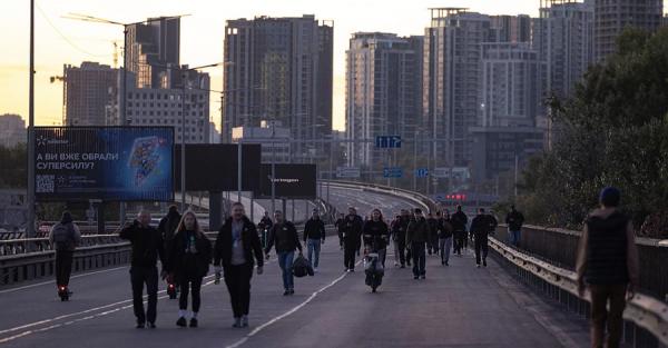 Повітряна тривога і мости: чи можуть звільнити за запізнення та скільки мають заплатити за час в укритті Повітряна тривога і мости: чи можуть звільнити за запізнення та скільки мають заплатити за час в укритті
