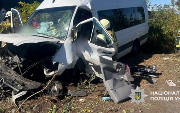 Під Одесою мікроавтобус врізався у відбійник: є загибла Під Одесою мікроавтобус врізався у відбійник: є загибла