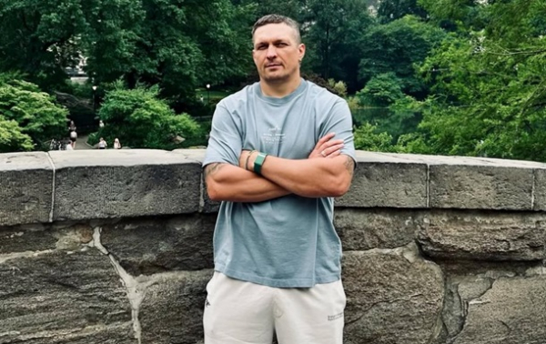 Усик здивував пародією на святкування Роналду Усик здивував пародією на святкування Роналду