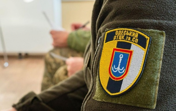 В Одесі закидали камінням будівлю ТЦК