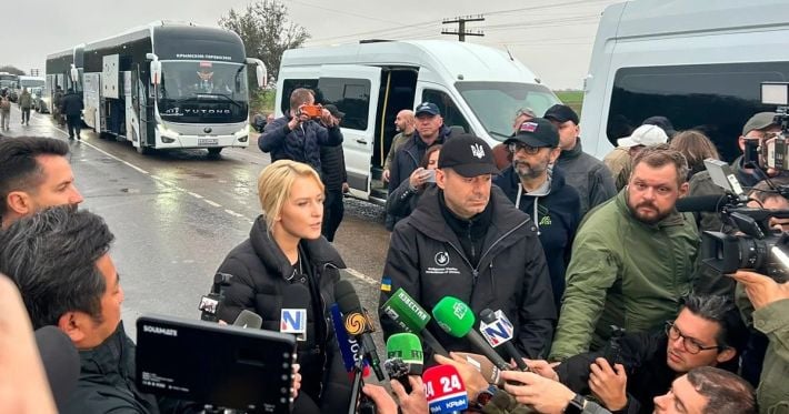 Жители Олешек выбирают Украину: оккупанты могут устроить пропагандистское шоу с пустыми автобусами